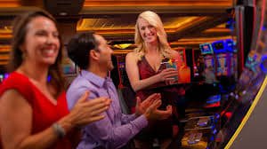 Dealer perempuan profesional di meja kasino live baccarat